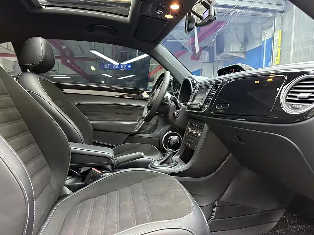 VOLKSWAGEN BEETLE 2014