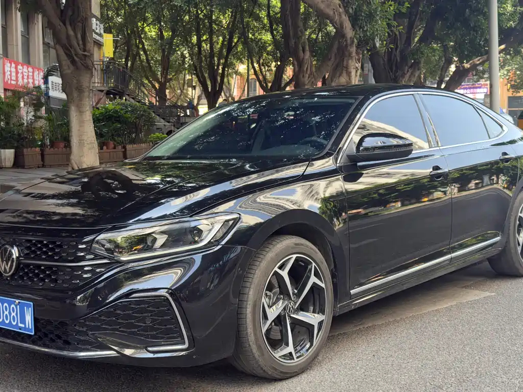 VOLKSWAGEN PASSAT 2024