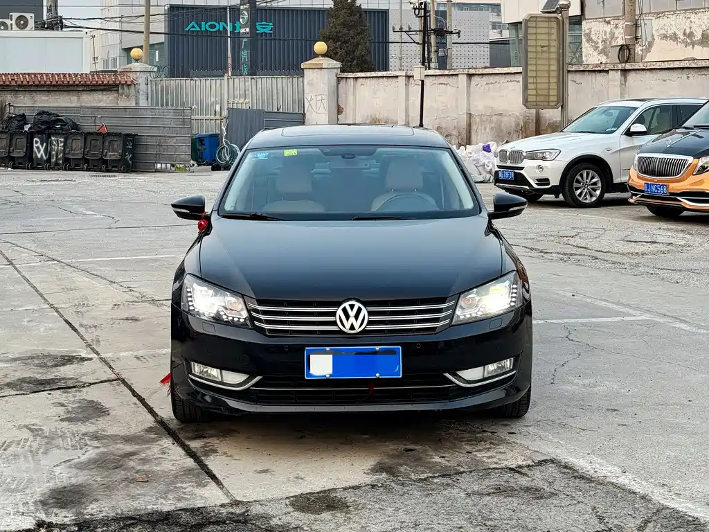VOLKSWAGEN PASSAT 2012