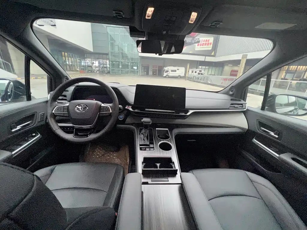 TOYOTA GRANVIA 2023