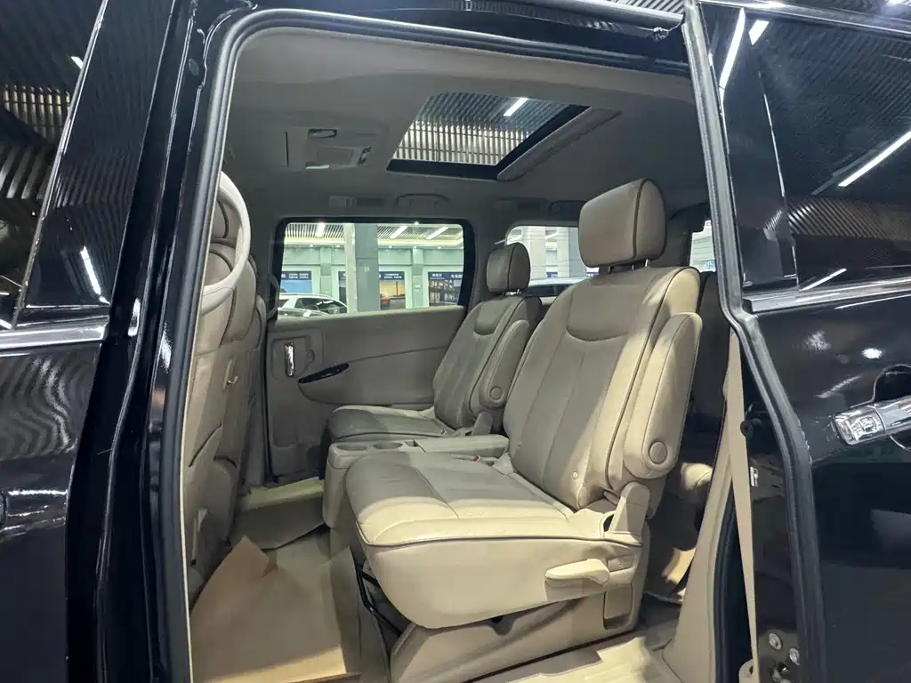 NISSAN QUEST 2017