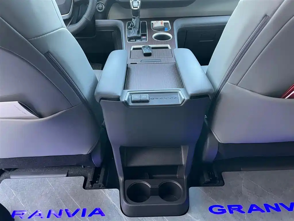 TOYOTA GRANVIA 2024