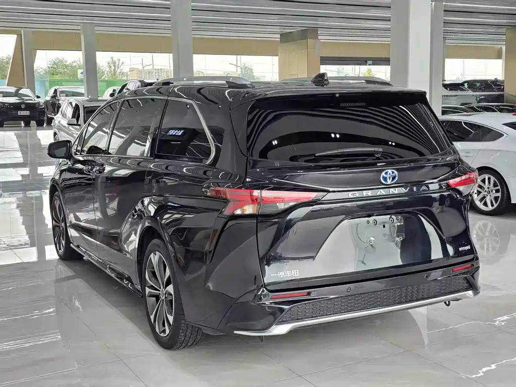 TOYOTA GRANVIA 2023