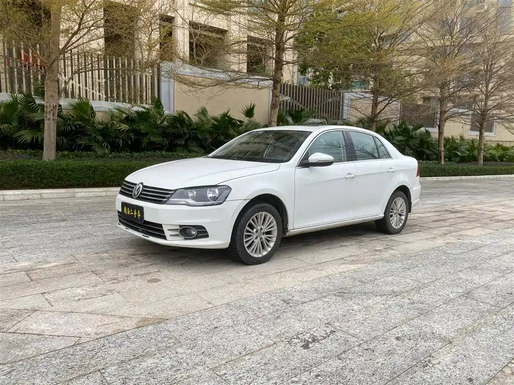 VOLKSWAGEN BORA 2013