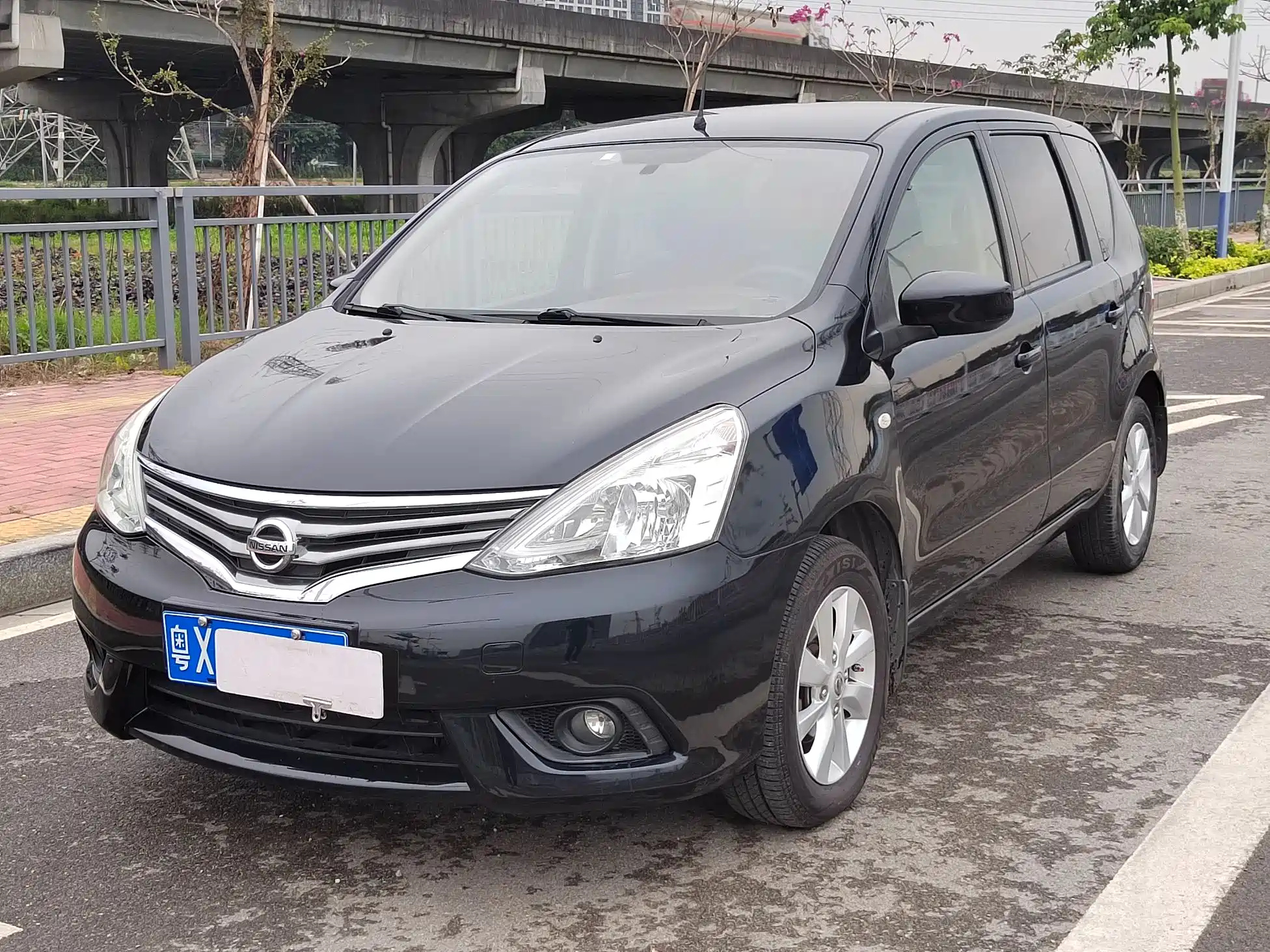 NISSAN LIVINA 2013