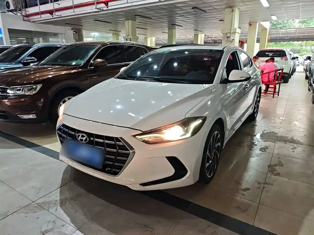 HYUNDAI ELANTRA
