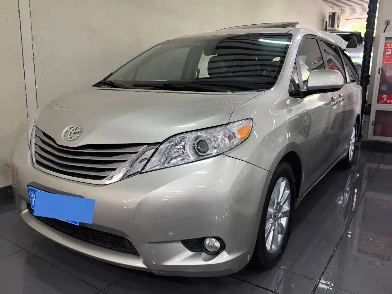 TOYOTA SIENNA 2015