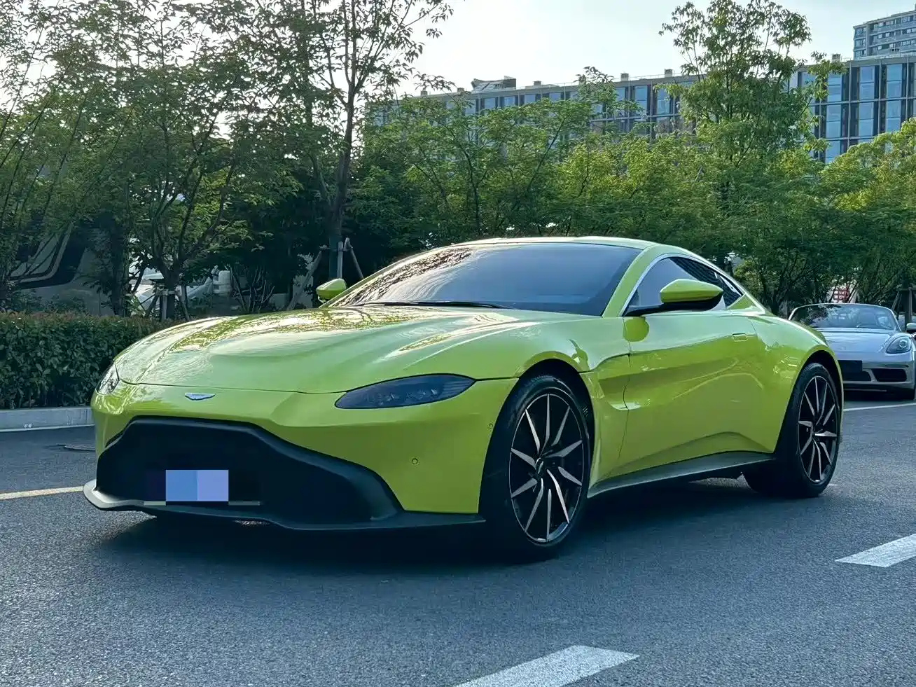 ASTON MARTIN V8 VANTAGE