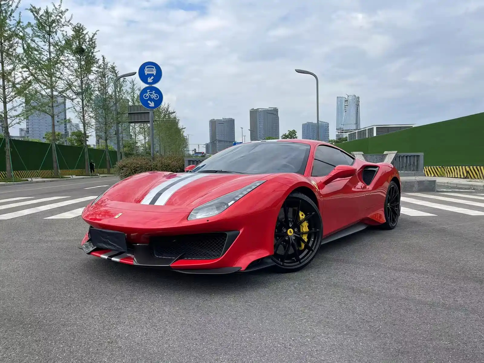 FERRARI 488