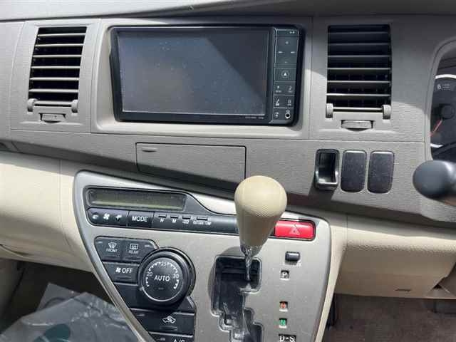 TOYOTA ISIS 2010