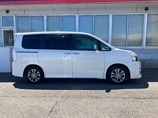 TOYOTA VOXY 2011