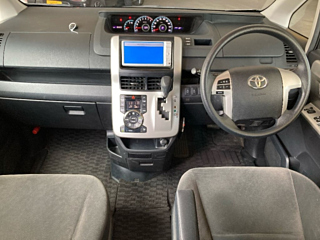 TOYOTA NOAH 2010