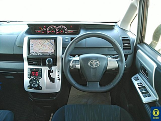 TOYOTA VOXY 2011