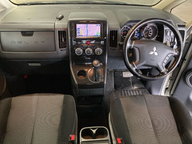 MITSUBISHI DELICA D5 2011