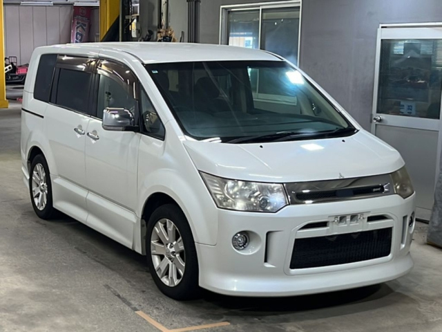 MITSUBISHI DELICA D5 2011