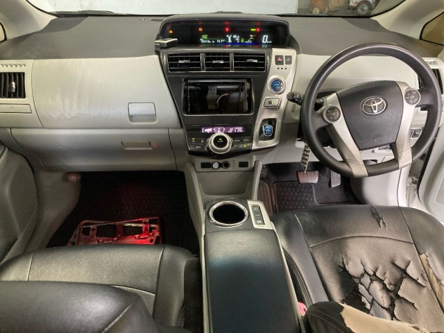TOYOTA PRIUS ALPHA 2013