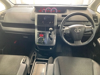 TOYOTA VOXY 2013