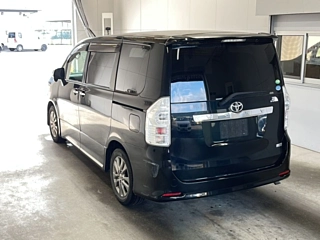 TOYOTA VOXY 2013