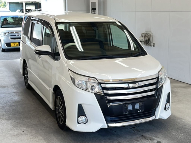 TOYOTA NOAH 2016