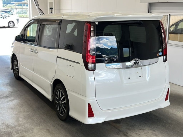 TOYOTA NOAH 2016