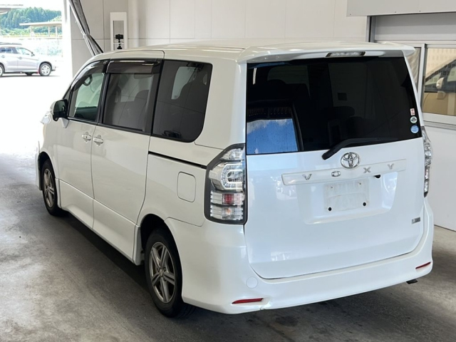 TOYOTA VOXY 2010