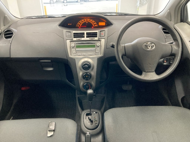 TOYOTA VITZ 2010