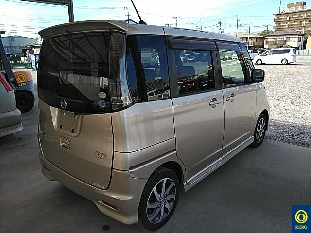NISSAN ROOX 2011