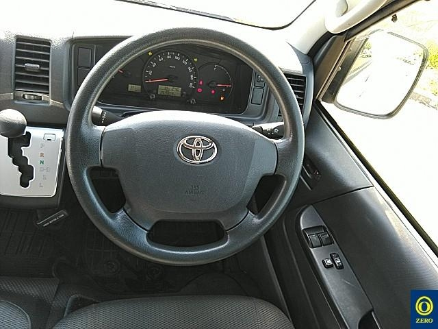 TOYOTA HIACE VAN 2017