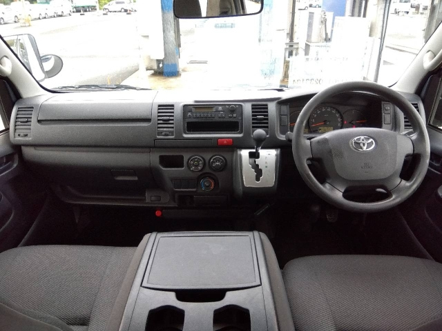 TOYOTA HIACE VAN 2017