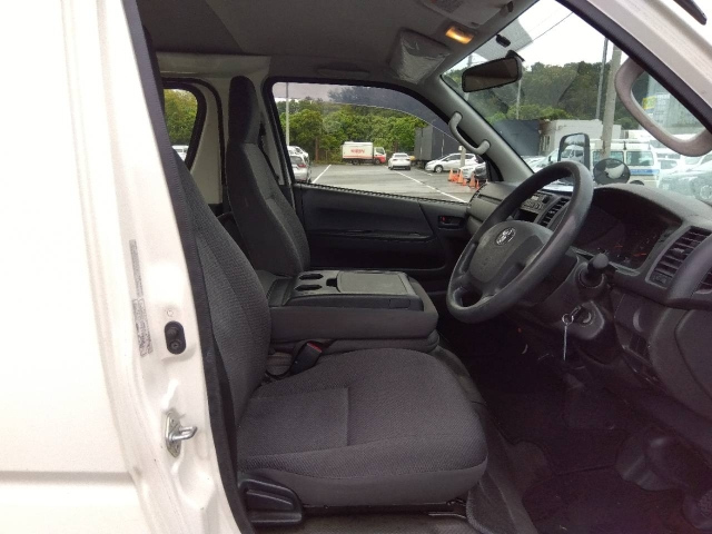 TOYOTA HIACE VAN 2017