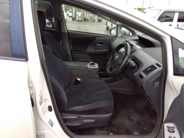 TOYOTA PRIUS ALPHA 2014