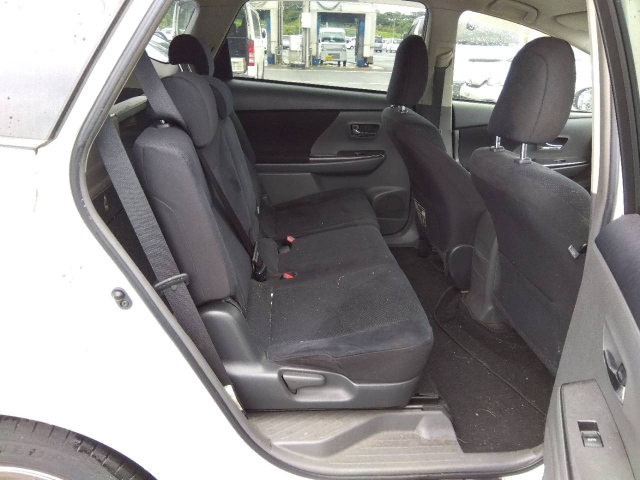 TOYOTA PRIUS ALPHA 2014
