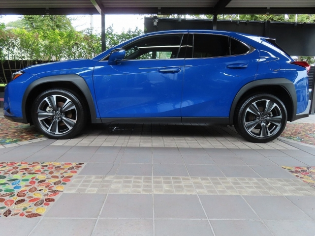 LEXUS UX 2024