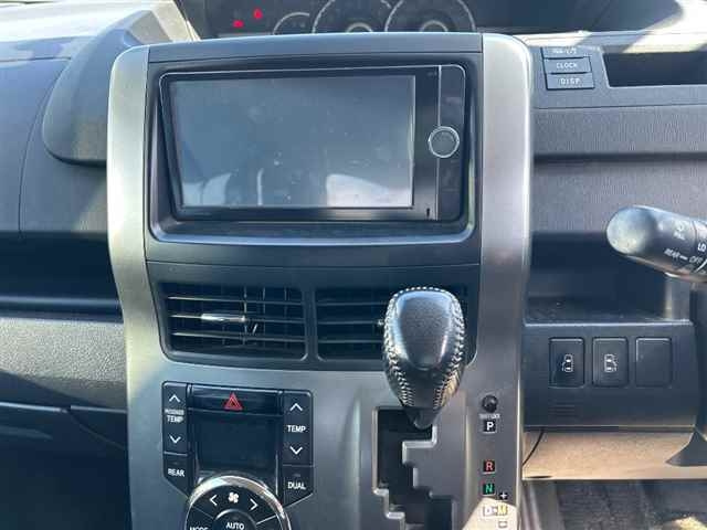 TOYOTA VOXY 2012