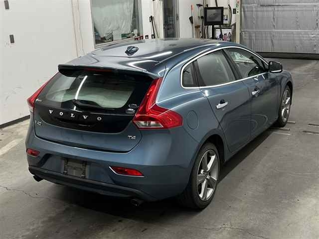 VOLVO V40 2015