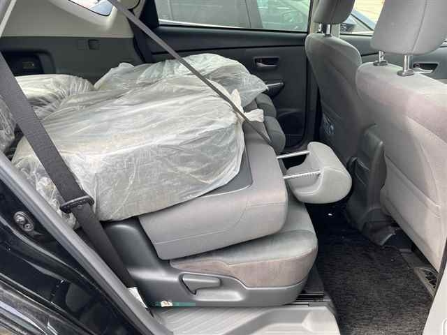 TOYOTA PRIUS ALPHA 2013