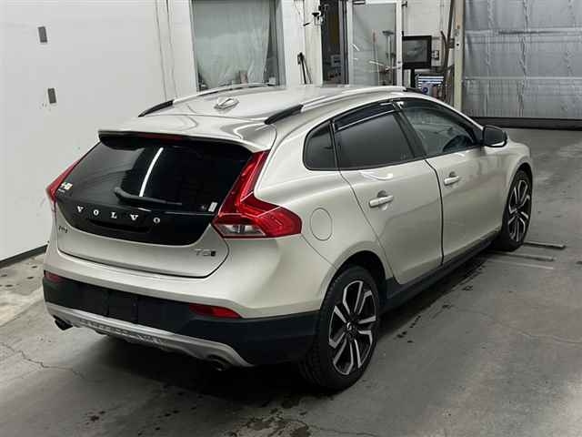 VOLVO V40 2017
