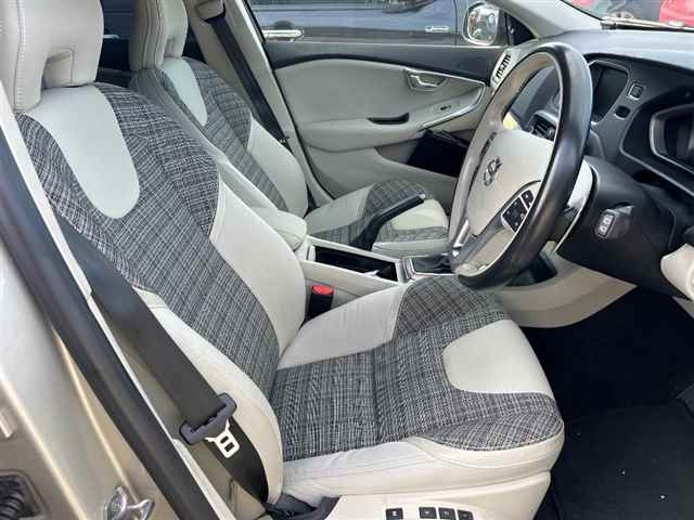 VOLVO V40 2017