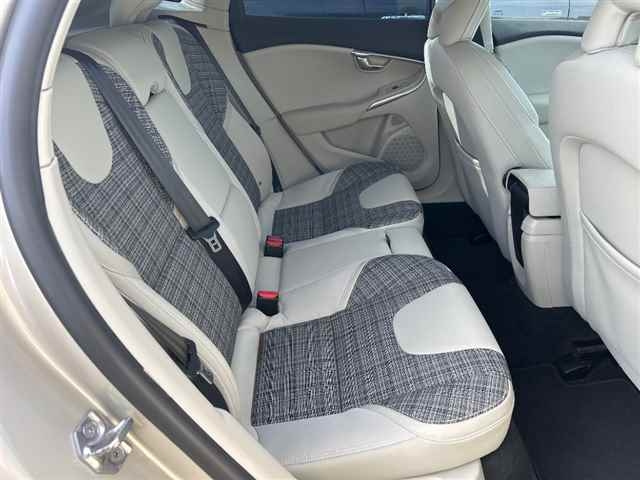 VOLVO V40 2017