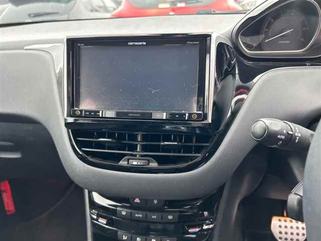 PEUGEOT 208 2015