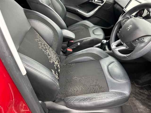 PEUGEOT 208 2015