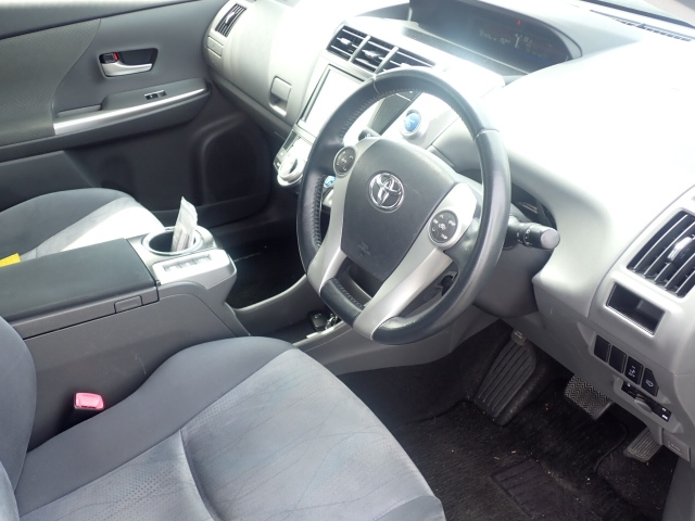 TOYOTA PRIUS ALPHA 2014