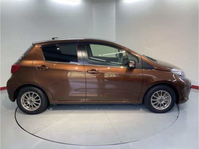 TOYOTA VITZ 2014