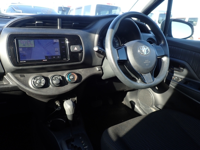 TOYOTA VITZ 2017