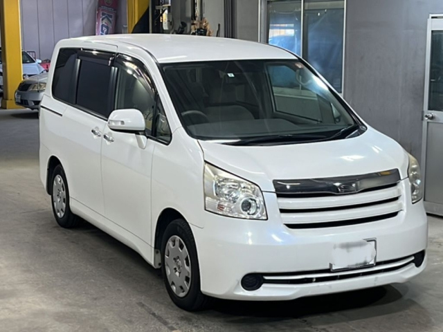 TOYOTA NOAH 2009