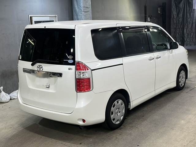 TOYOTA NOAH 2009
