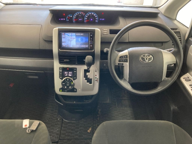 TOYOTA NOAH 2013