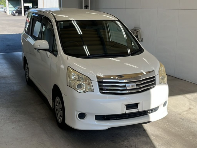 TOYOTA NOAH 2013