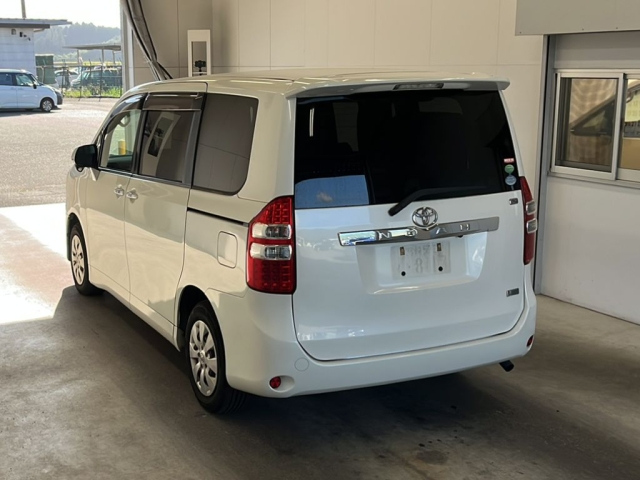 TOYOTA NOAH 2013