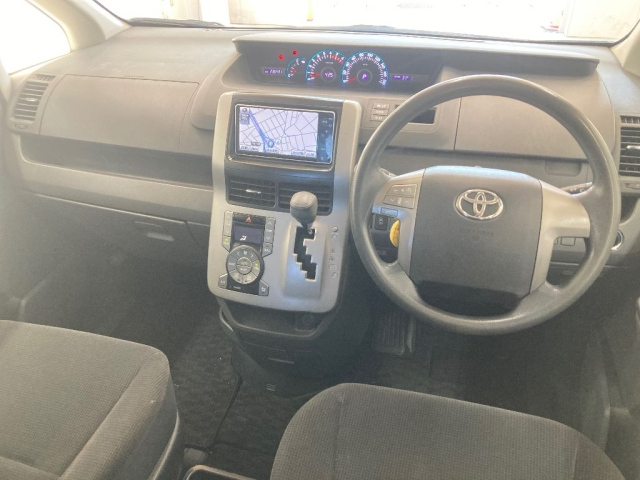 TOYOTA NOAH 2010